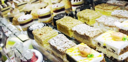 Pasteles variados en un escaparate del supermercado