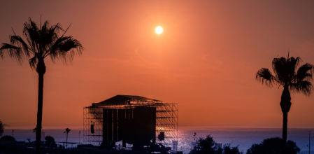 Amanecer sobre el escenario del Marenostrum de Fuengirola.