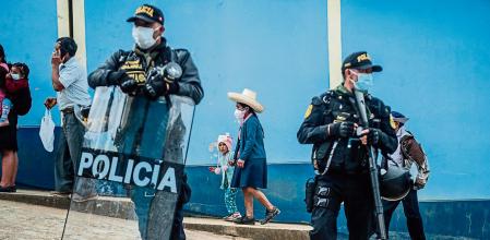 A woman arrives to casts her vote at a polling station in Tacabamba, Cajamarca region, north east of Peru, on June 06, 2021. - Peruvians face a polarising choice between right-wing populist Keiko Fujimori and radical leftist Pedro Castillo when they elect a new president, in a country looking forward for a return to normalcy after years of political turbulence. (Photo by Ernesto BENAVIDES / AFP)