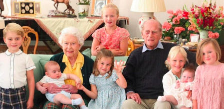 Isabel II y el fallecido Duque de Edimburgo junto a algunos de sus bisnietos.