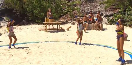 Las tres concursantes dan una sorpresa a Lara Álvarez