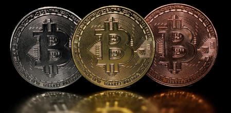 Ilustración que muestra la representación de los famosos Bitcoin en monedas.