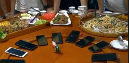 El truco viral que acaba con las peleas para pagar la cuenta del restaurante