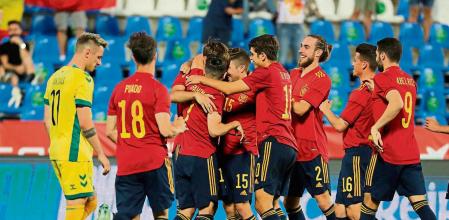 GRAF6214. LEGANÉS, 08/06/2021.- Los jugadores de la selección española sub-21 celebran el tercer gol ante Lituania, durante el encuentro amistoso que disputan hoy martes en el estadio de Butarque, en Leganés. EFE/Kiko Huesca