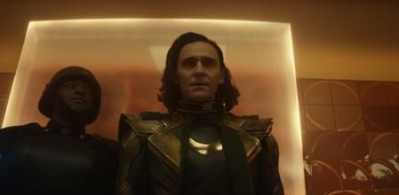 Tom Hiddleston escapó con la ayuda del teseracto y la Autoridad de Variación del Tiempo no está encantada con el resultado.