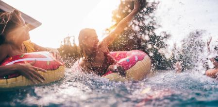 Personas jugando en una piscina.