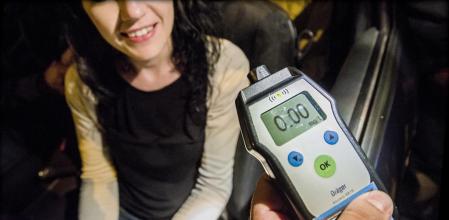 foto XAVIER CERVERA 16/11/2013 control policial guardia urbana, de alcoholemia (ok por debajo de 0.25 mg/L; inmovilizacion por encima 0.60 mg/L) y drogas (opiaceos, hachis, cocaina,..) en la gran via (altura magoria /la campana), Barcelona