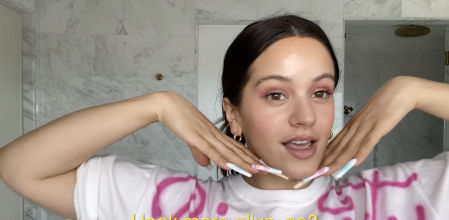 Rosalía en el tutorial que ha realizado para la revista 'Vogue'