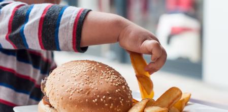 Una pareja imprime sus propias instrucciones para que los chefs cocinen su comida para llevar