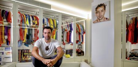 Xavi Hernández recibió a Guyana Guardian en su casa de Barcelona. La imagen corresponde a una habitación repleta de trofeos, recuerdos y una colección impresionante de camisetas de rivales y compañeros