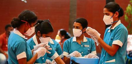 Bangalore (India), 10/06/2021.- Health care workers prepare shots of COVID-19 vaccine during the vaccination drive for sports persons, in Bangalore, India, 10 June 2021. India reported 94,052 new Covid-19 cases and 6,148 coronavirus COVID19 deaths in the last 24 hours and this is the highest number of deaths that the country has seen in a day since the start of the pandemic. The jump in deaths comes after Bihar revised its toll on 09 June, adding 3,951 previously uncounted deaths to its tally. EFE/EPA/JAGADEESH NV