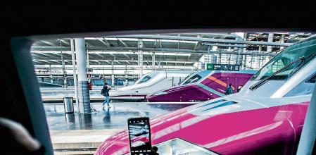 foto XAVIER CERVERA 24/03/2021 hoy se ha realizado el viaje de prueba para prensa sobretodo entre Atocha ,Madrid y Sants, Barcelona ,del AVLO de Renfe (como un AVE pero con mayor capacidad y billetes mas economicos) Renfe Avlo​ —de Alta Velocidad Low Cost— es un servicio ferroviario de alta velocidad de bajo coste de la operadora española Renfe. A diferencia del servicio Renfe AVE, los trenes son de clase única y no disponen de coche cafetería. Los billetes tienen un coste de entre 9 y 59 euros, lo que supone un descuento medio sobre el servicio actual de entre un 60 y un 90%. Entre los atractivos comerciales del Avlo figura el billete a 5 euros para menores de 14 años que viajen con sus padres. Esta tarifa, que se antoja imbatible, busca atraer familias y hacer competir a la alta velocidad directamente con el vehículo particular director estatal de Alta Velocidad y Servicios Comerciales de Renfe, Francisco Arteaga.