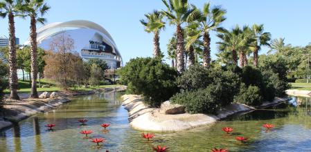 Tramos del Jardín del Turia y al fondo la Ciudad de las Artes y las Ciencias