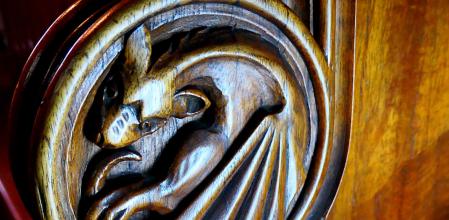 Dragón de la sillería del coro alto de la iglesia.