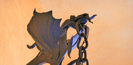 Dragón de farol de luz en la entrada al museo del monasterio de Pedralbes.