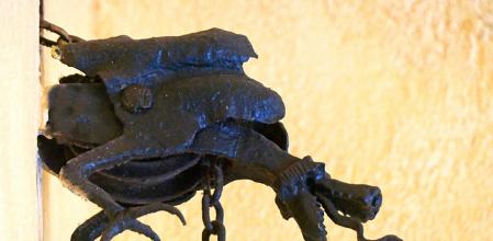 dragón de la cadena de la campana en la entrada del museo del monasterio de Pedralbes (siglo XX).