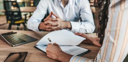 Una pareja haciendo trámites hipotecarios