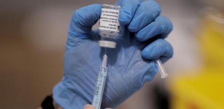 El avance de las nuevas cepas detectado por la Consejería de Sanidad de Madrid ha motivado la reorganización de la estrategia de vacunación contra la covid-19 de forma que el Gobierno regional ha decidido adelantar una semana la segunda dosis de las vacunas de AstraZeneca de la población más vulnerable y los mayores de 60 años.