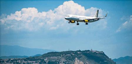 foto XAVIER CERVERA 09/06/2021 (avion d vueling con montaña montjuic al fondo) la ampliación de la pista (lado mar) del aeropuerto de El Prat BCN hacia el noreste -para convertirse Barcelona en un 'hub' internacional- choca con un espacio natural protegido y mas concretamente con la laguna de la ricarda, q quedaria practicamente desaparecida. En 2019 se llegó al record d pasajeros con 52,6 millones, y con la ampliación se llegaria -tras la crisis por la pandemia covid- a 70 millones ...es un plan d AENA q choca con las leyes medioambientales actuales, sobretodo con las directrices de la UE