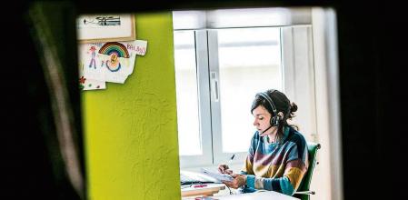 foto XAVIER CERVERA 12/04/2021 tras muchos meses d pandemia por coronavirus el reencuentro -tras el teletrabajo- en la oficina sera mas presente, aunque todavia hay trabajadores y trabajadoras q prefieren evitar riesgos (esperando a estar vacunados /as) y seguir teletrabajando, solos o solas (aislados fisicamente pero conectados digitalmente) en casa, compartiendo espacio en el salon con elementos infantiles d hijos hijas (dibujos, sillitas, juguetes,..) ; lo unico q les queda en el espacio laboral de la oficina es la tipica foto de familia con la pareja, y las hermanas hijas (como es el caso d esta mujer biologa)