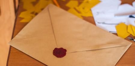 Escribe una carta de niña a su futuro marido y encuentra una sorprendente coincidencia