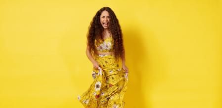 Mujer con conjunto amarillo