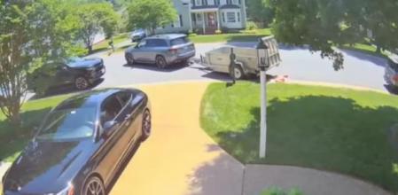 Vuelca 80.000 monedas en el jardín de su ex para pagar la última pensión alimenticia de su hija