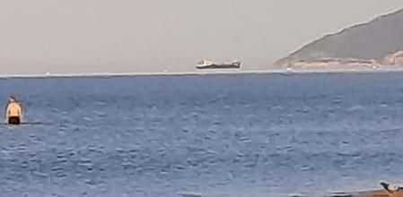 Barco volado visto desde la playa de Gavà bajo el efecto de la Fata Morgana.