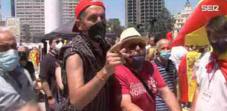 Varios hombres increpan a un periodista de TVE durante la manifestación de Colón.