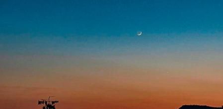 La conjunción de la Luna y Venus vista junto a la iglesia del Remei de Vic.