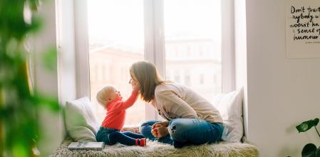 Una madre con su hijo en casa.