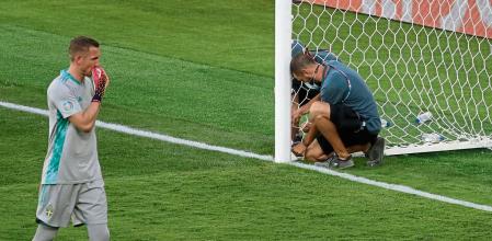 SEVILLE, SPAIN - JUNE 14: Members of staff amend the net prior to the UEFA Euro 2020 Championship Group E match between Spain and Sweden at the La Cartuja Stadium on June 14, 2021 in Seville, Spain. (Photo by Julio Munoz - Pool/Getty Images)