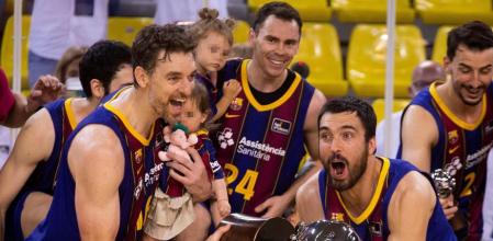 Gasol, levanta el trofeo con Oriola.