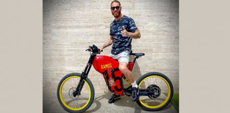 Sergio Ramos posa sobre su “bici” eléctrica Greyp G12s personalizada