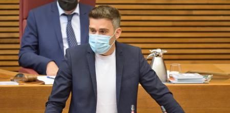 El portavoz de Compromís, Fran Ferri, en su intervención en la sesión de control al presidente de la Generalitat.