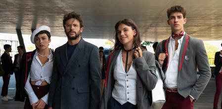 ÉLITE (L to R) CARLA DÍAZ as ARI, DIEGO MARTIN as BENJAMIN, MARTINA CARIDDI as MENCÍA, MANU RÍOS as PATRICK in ÉLITE. Cr. NIETE/NETFLIX © 2020