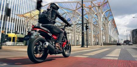 La normativa que permite conducir una moto de hasta 125 cc con tres años de antigüedad del carnet B, el de coche, cambiará este año&nbsp;