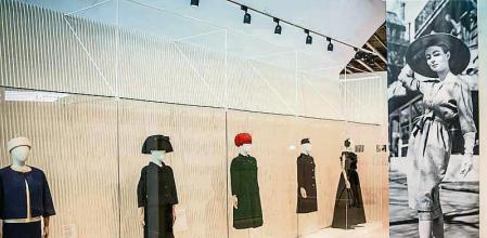 16 - 06 - 2021 / Barcelona - Musseu del Disseny / BALENCIAGA. La elegancia del sombrero es una exposición fruto de años de investigación conjunta sobre las colecciones de sombreros del Museo del Diseño de Barcelona y el Cristóbal Balenciaga Museoa, que también coproducen la muestra. Con más de ochenta piezas y una decena de conjuntos, se trata de la primera exposición internacional centrada en los sombreros de Balenciaga creados en los departamentos de sombrerería de la Casa de alta costura de París y Madrid, desde finales de los años treinta hasta el cierre de las casas de Balenciaga en 1968 / Foto: Llibert Teixidó