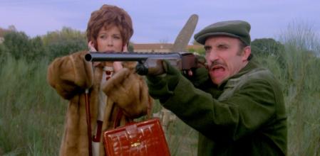 Mónica Randall y José Sazatornil en una imagen de 'La escopeta nacional'