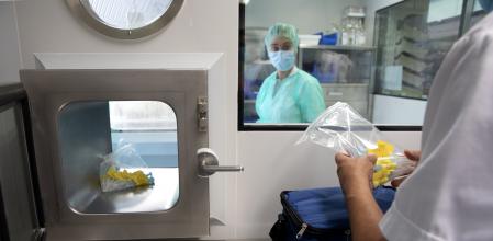 Dosis de vacuna Moderna ya preparadas en el Hospital del Mar que se trasladan al punto de vacunación en una nevera portátil- Foto Ana Jiménez