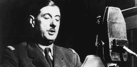 El general Charles de Gaulle, durante su célebre discurso ante el micrófono de la BBC, en Londres, el 18 de junio de 1940, mientras Francia era invadida por las tropas de Hitler.&nbsp;
