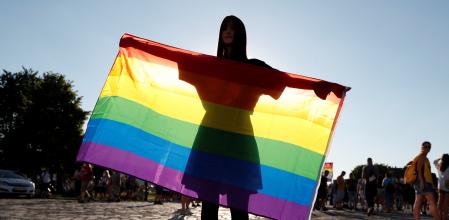 Una manifestante, ante el Palacio Presidencial en Budapest, sostiene la bandera LGBT durante una protesta contra la ley que prohíbe el contenido LGBTQ en escuelas y medios de comunicación.