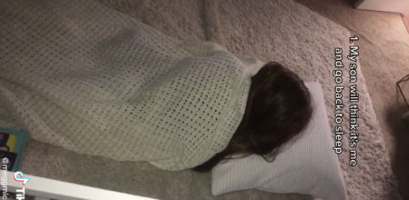 Un peluche con peluca, el método de una madre para que su hijo aprenda a dormir 'solo'