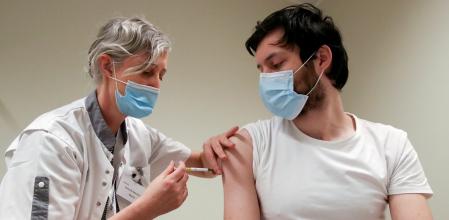 Un voluntario recibe una dosis de CureVac o un placebo durante un estudio Bélgica