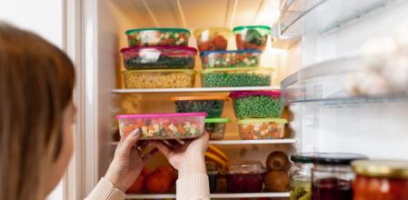 Frutas y verduras almacenadas en el refrigerador