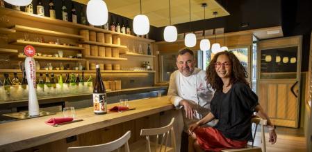 RESTAURANTE SAKE BAR . TAMAE, RESPONSABLE DEL ESTABLECIMIENTO JUNTO A SU PAREJA RAURICH, CHEF DEL RESTAURANTE DOS PALILLOS.