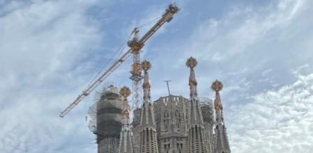Alrededores de la Sagrada Familia completamente vacíos.