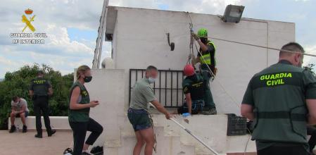 La Guardia CIvil con David, el asesino de Wafaa, buscando en el pozo al cuerpo