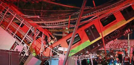 MEX4795. CIUDAD DE MÉXICO (MÉXICO), 16/06/2021.- Fotografía de archivo fechada el 3 de mayo de 2021, que muestra el colapso de los vagones del metro de la Línea 12, en Ciudad de México (México). El peritaje preliminar oficial del colapso de la línea 12 del metro de Ciudad de México, que dejó 26 muertes el 3 de mayo, reveló este miércoles