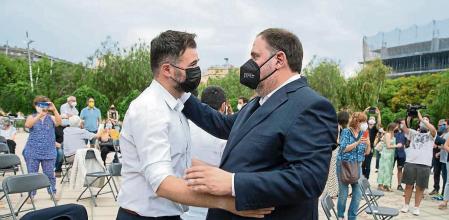 Barcelona-Presentación del libro de Oriol Junqueras L'Adversitat- Gabriel Rufian saluda a Oriol Junqueras- Foto Ana Jimenez